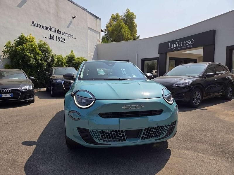 Azzurro cielo d'italia Usata 2024 Fiat 600 SUV | 21.900 € (Buon prezzo) - Immagine 1/4