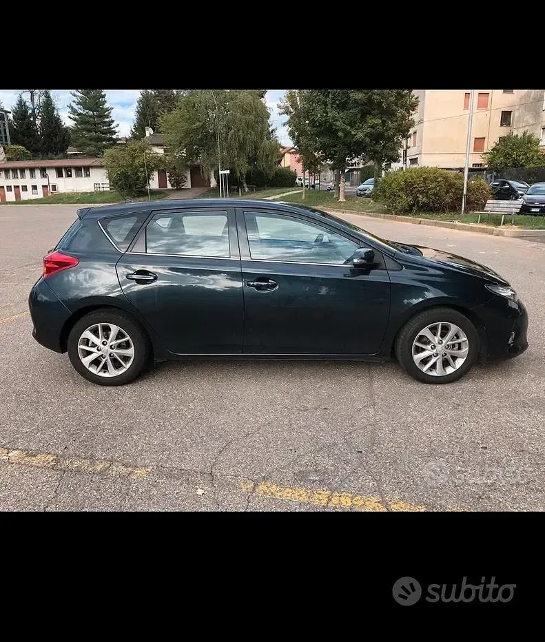 Usata Toyota Auris Hybrid Active 132 CV (97 kW) 2013 Blu Berlina