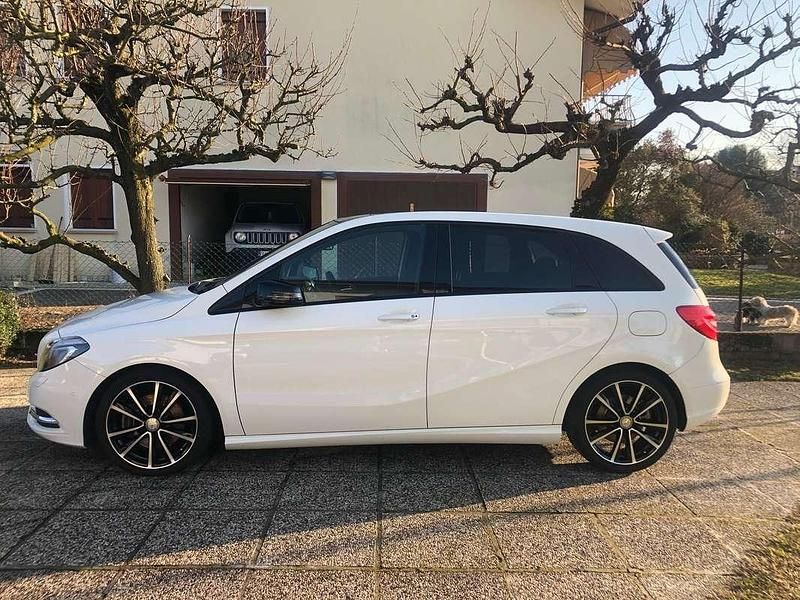 Bianco Usata 2012 Mercedes B250 Premium Monovolume | 11.400 € - Immagine 1/4