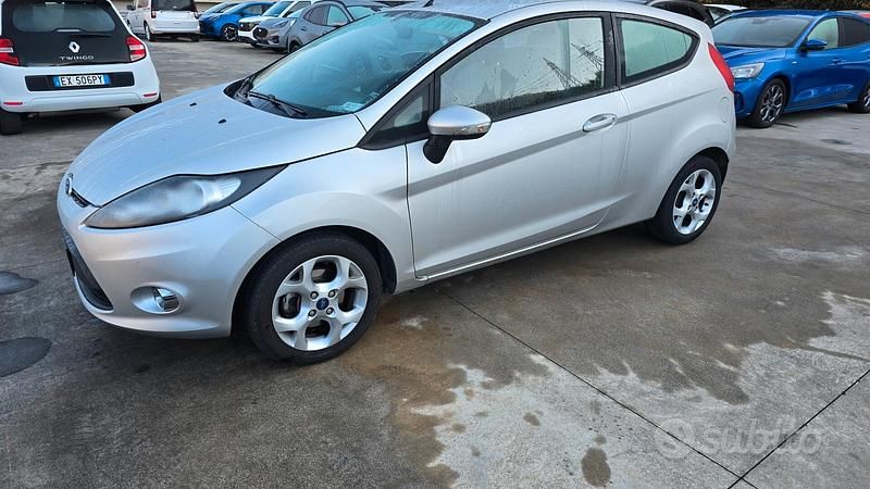 Usata Ford Fiesta Titanium 82 CV (60 kW) 2012 Argento Utilitaria