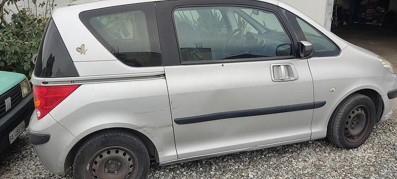 Usata Peugeot 1007 74 CV (54 kW) 2006 Grigio Monovolume