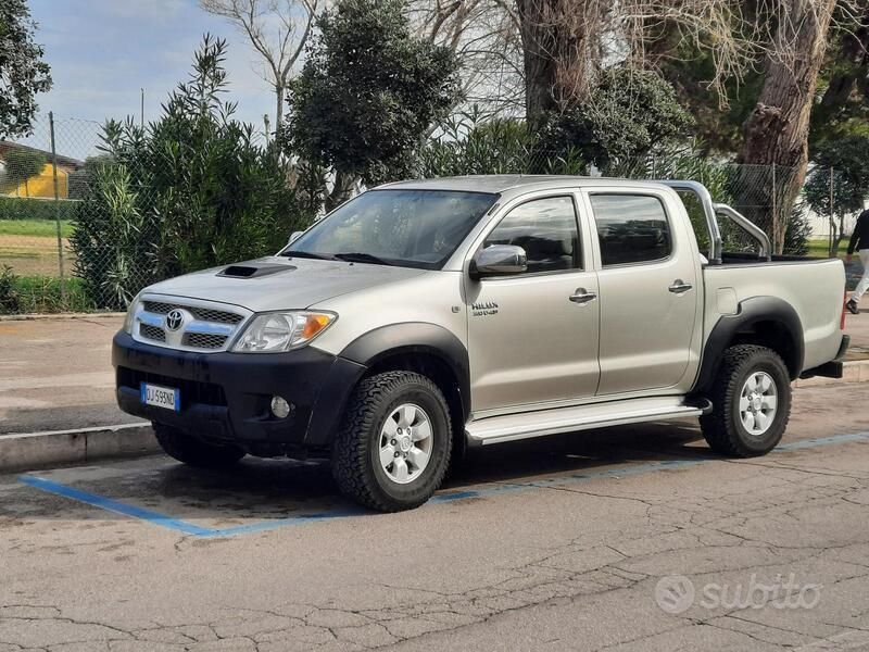 Usata Toyota HiLux 143 CV (105 kW) 2008 Grigio Pick-up