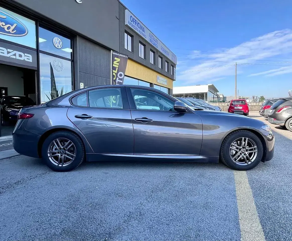 Usata Alfa Romeo Giulia Business 180 CV (132 kW) 2016 Grigio Berlina