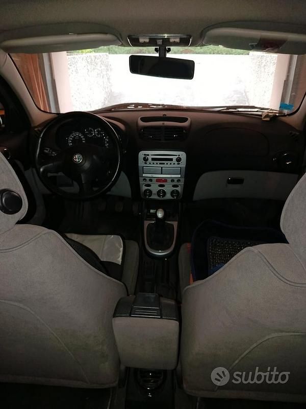 Usata Alfa Romeo 147 116 CV (85 kW) 2005 Grigio Utilitaria