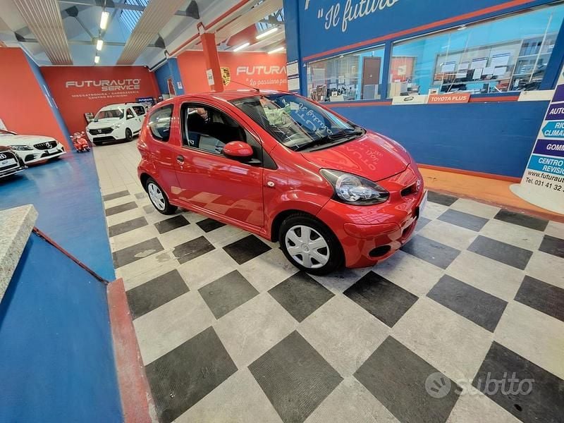 Usata Toyota Aygo 756 CV (556 kW) 2010 Rosso Utilitaria