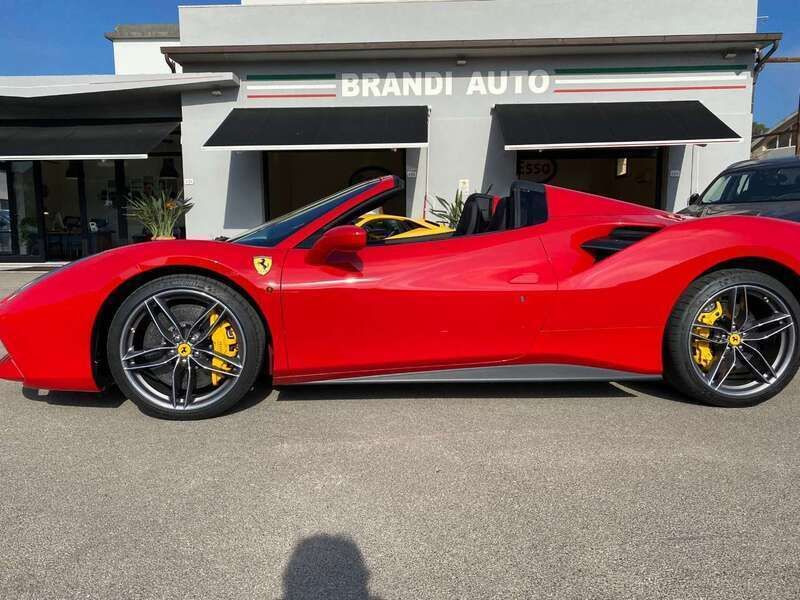 Usata Ferrari 488 670 CV (492 kW) 2023 Rosso Cabrio