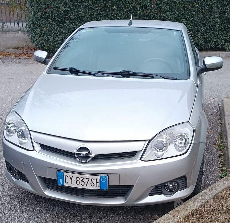 Usata Opel Tigra 90 CV (66 kW) 2004 Grigio Cabrio