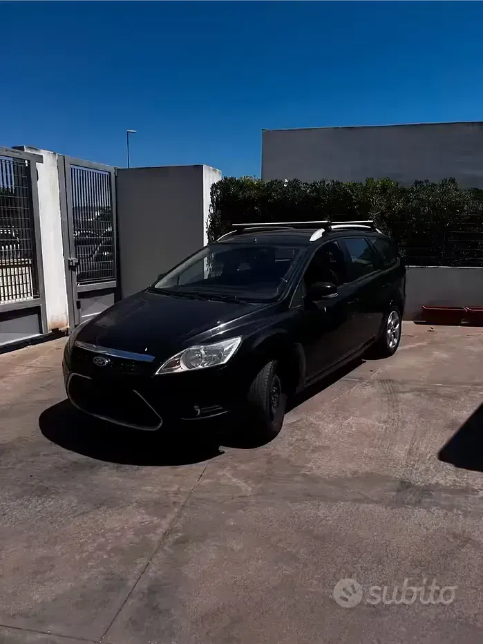 Käytetty Ford Focus 100 HP (73 kW) 2011 Musta Farmari