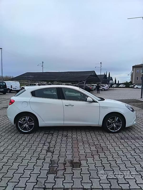 Usata Alfa Romeo Giulietta Business 120 CV (88 kW) 2016 Bianco Utilitaria