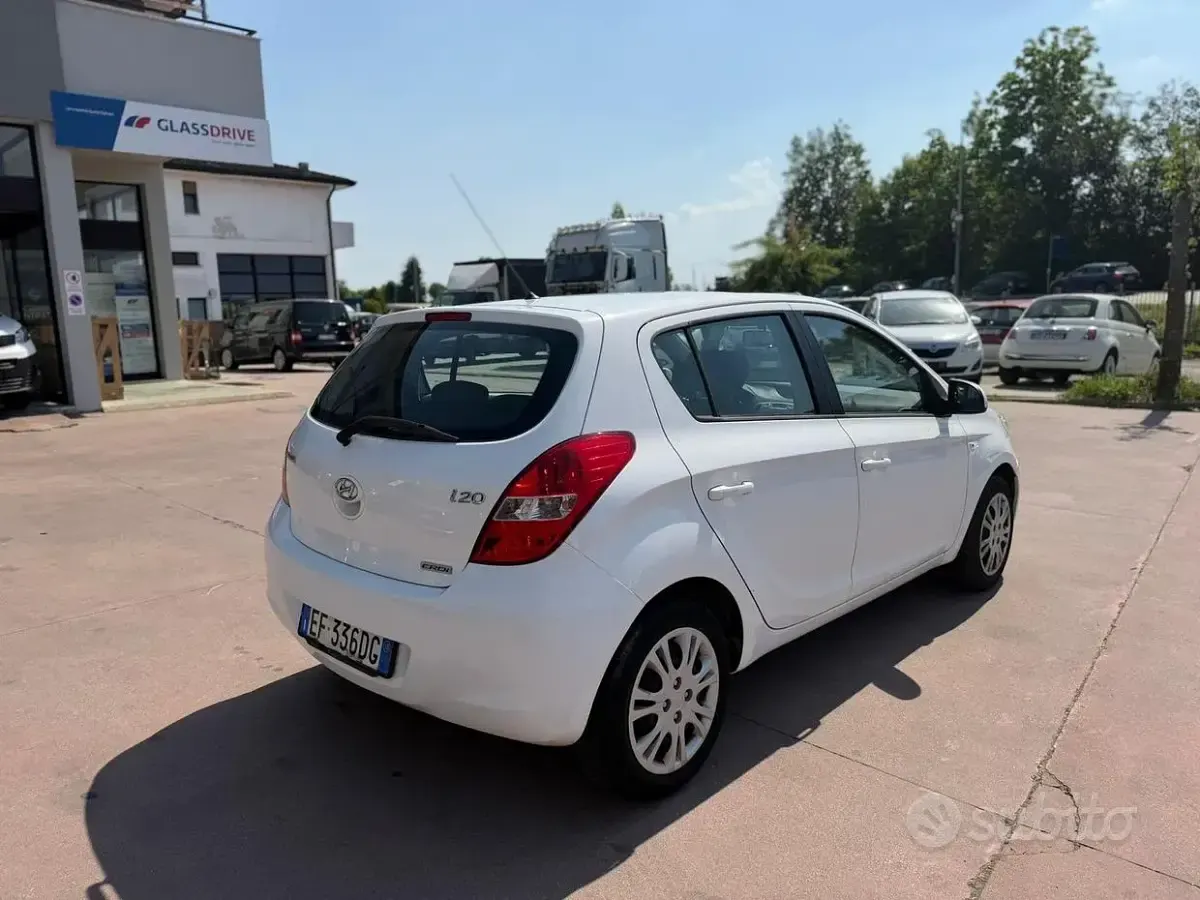Usata Hyundai i20 Comfort 75 CV (55 kW) 2010 Bianco Utilitaria