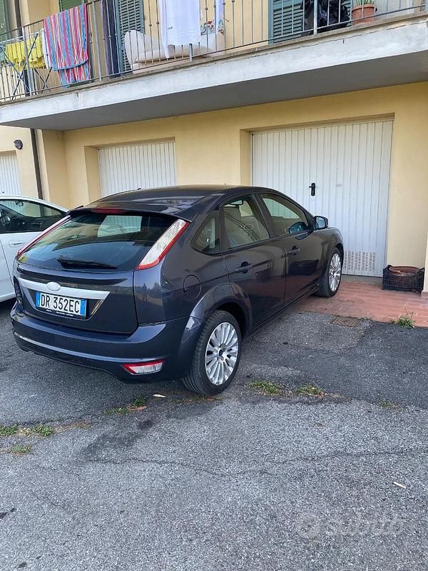 Usata Ford Focus 95 CV (69 kW) 2008 Grigio Berlina