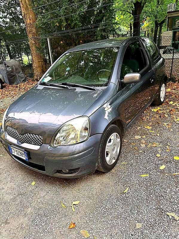 Grigio Usata 2005 Toyota Yaris Tre volumi | 1200 € (Ottimo prezzo) - Immagine 1/4