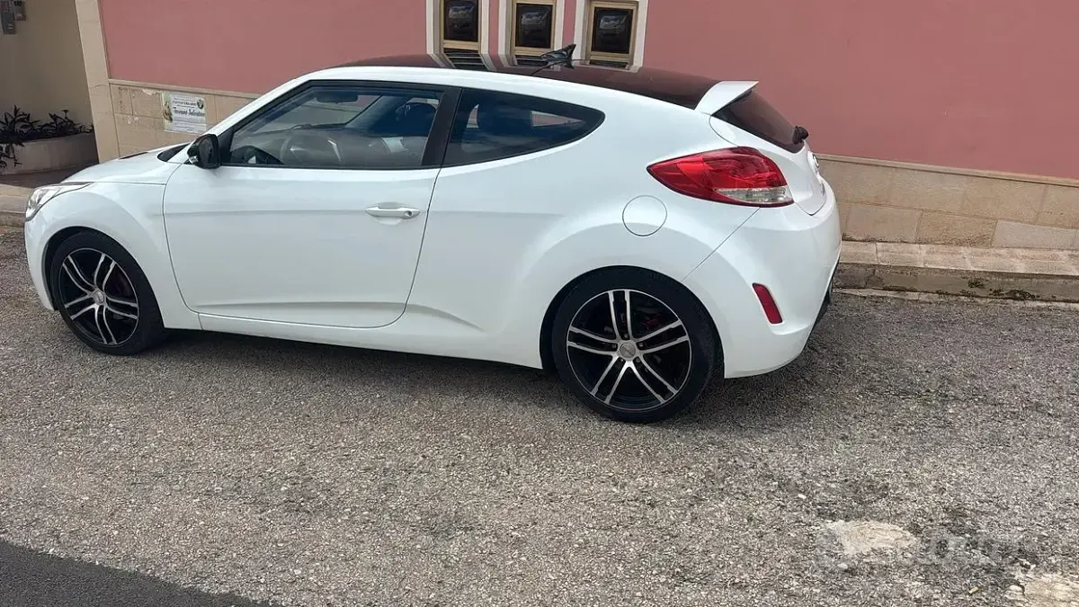 Usata Hyundai Veloster 140 CV (102 kW) 2013 Bianco Utilitaria
