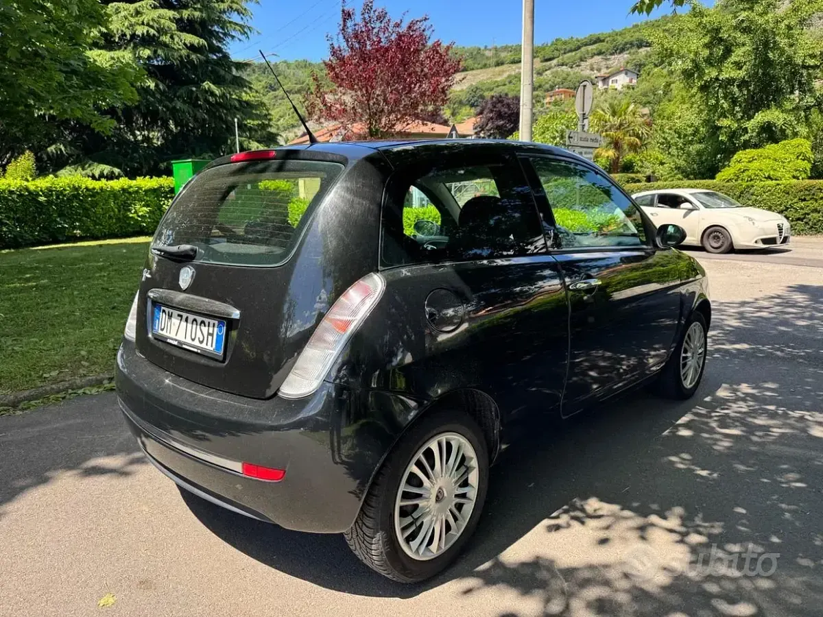 Usata Lancia Ypsilon 60 CV (44 kW) 2008 Nero Utilitaria