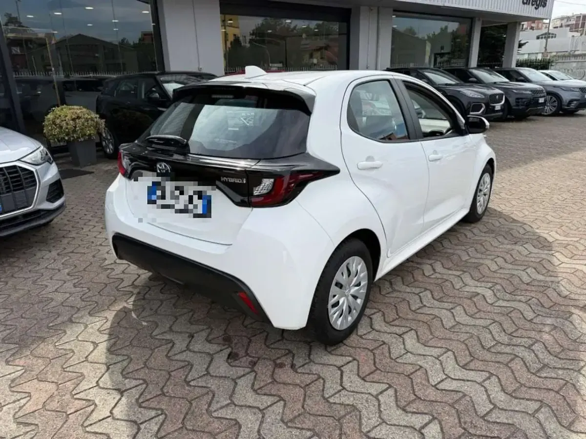 Usata Toyota Yaris Hybrid Active 92 CV (67 kW) 2022 Bianco Berlina