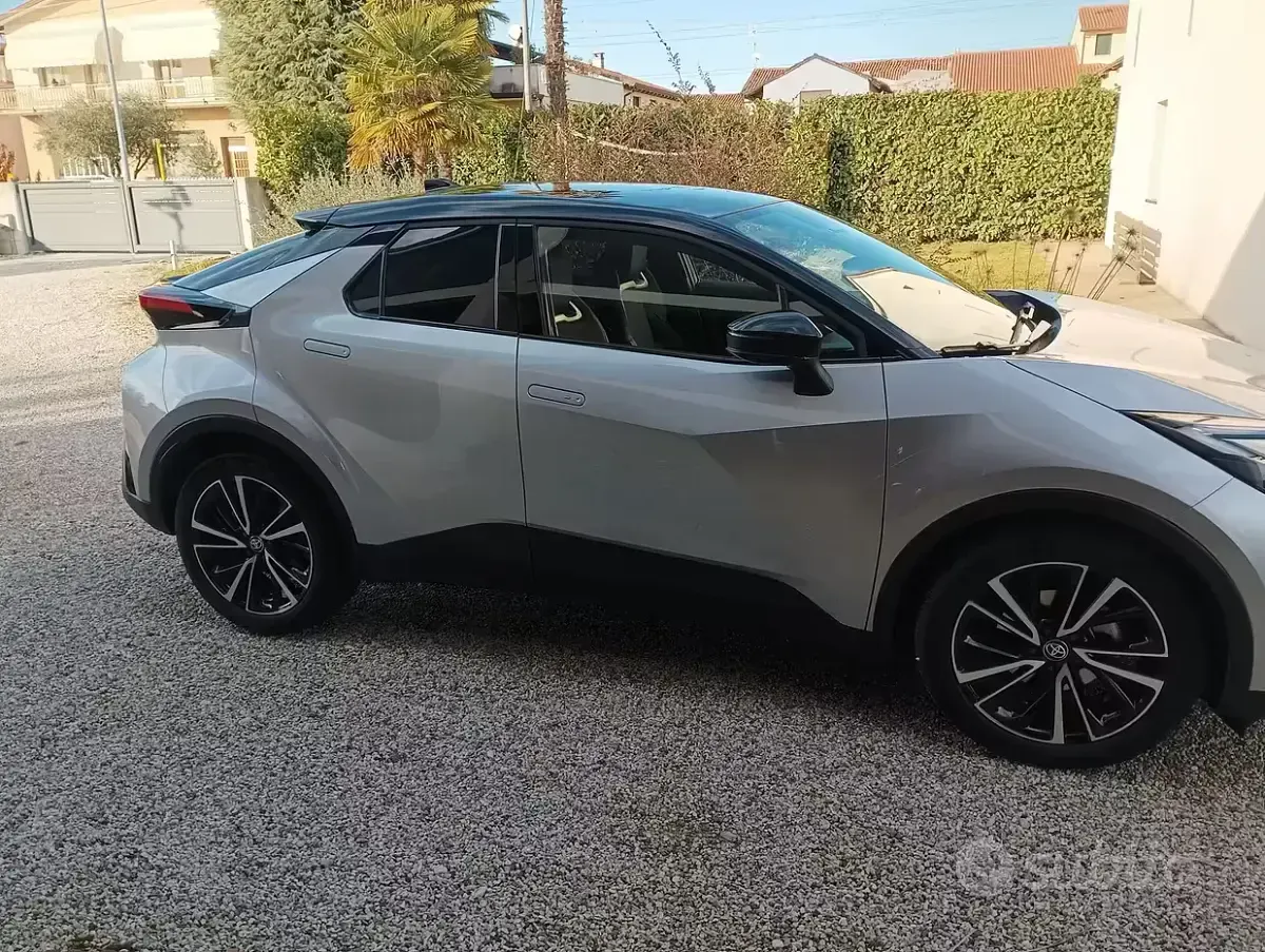 Usata Toyota C-HR 98 CV (72 kW) 2024 Grigio SUV
