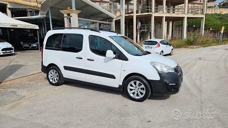 Usata Peugeot Partner Outdoor 100 CV (73 kW) 2017 Nero Monovolume