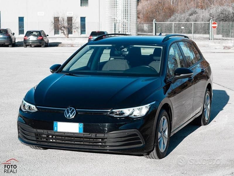 Usata VW Golf VIII Life 116 CV (85 kW) 2022 Grigio Station wagon