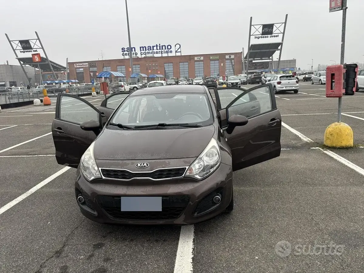Usata Kia Rio 75 CV (55 kW) 2013 Marrone Berlina