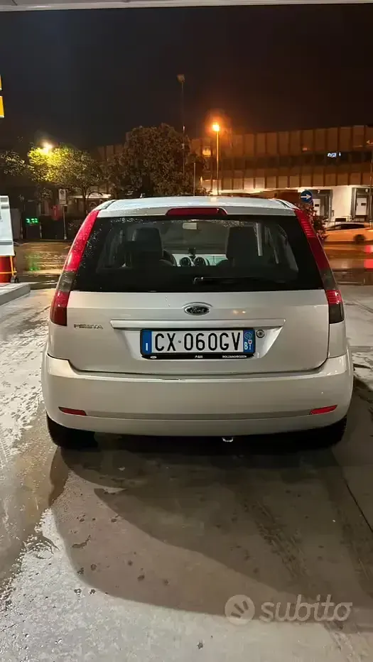 Usata Ford Fiesta 75 CV (55 kW) 2005 Grigio Utilitaria