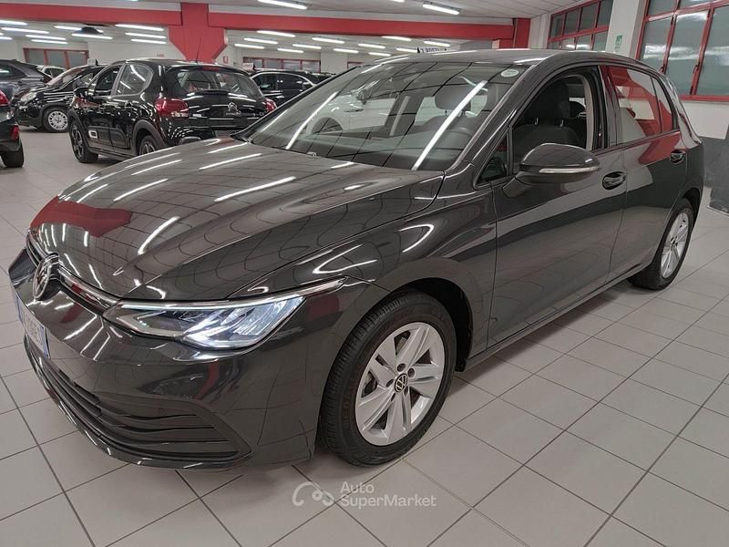 Gray Usata 2022 VW Golf Life Berlina | 21.400 € (Buon prezzo) - Immagine 1/4
