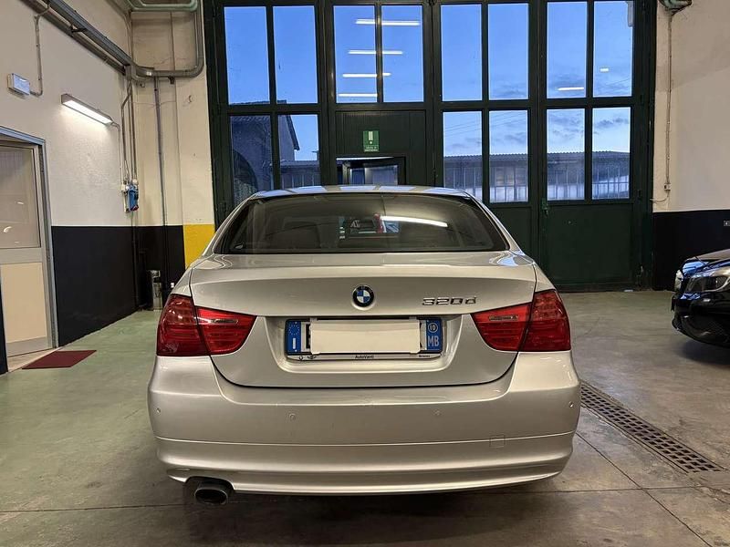 Usata BMW 320 177 CV (130 kW) 2010 Grigio metallizzato Berlina