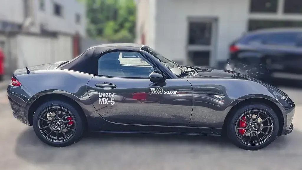 Nuova Mazda MX5 132 CV (97 kW) 2026 Machine grey Cabrio