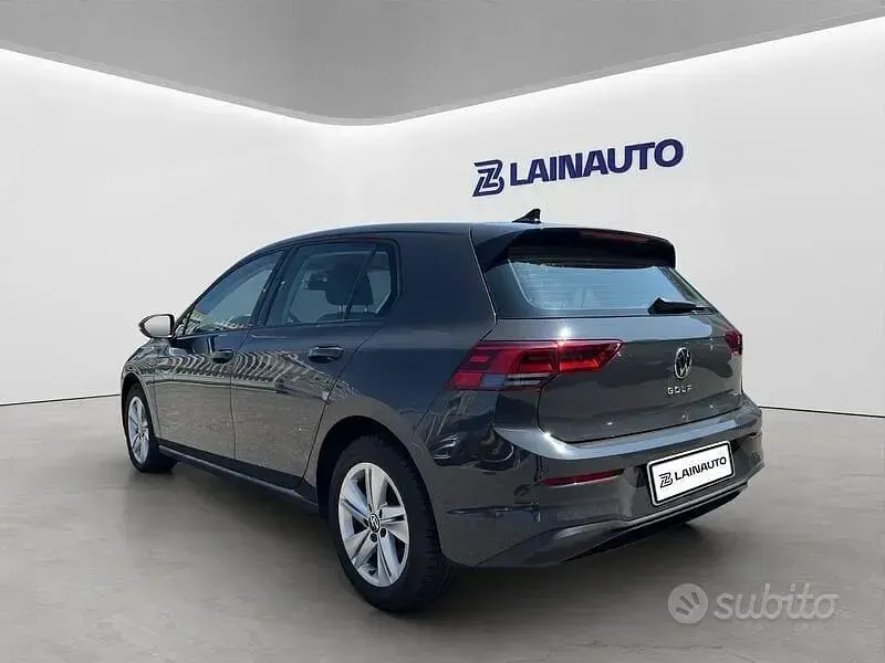 Usata VW Golf VIII Life 116 CV (85 kW) 2022 Grigio Berlina