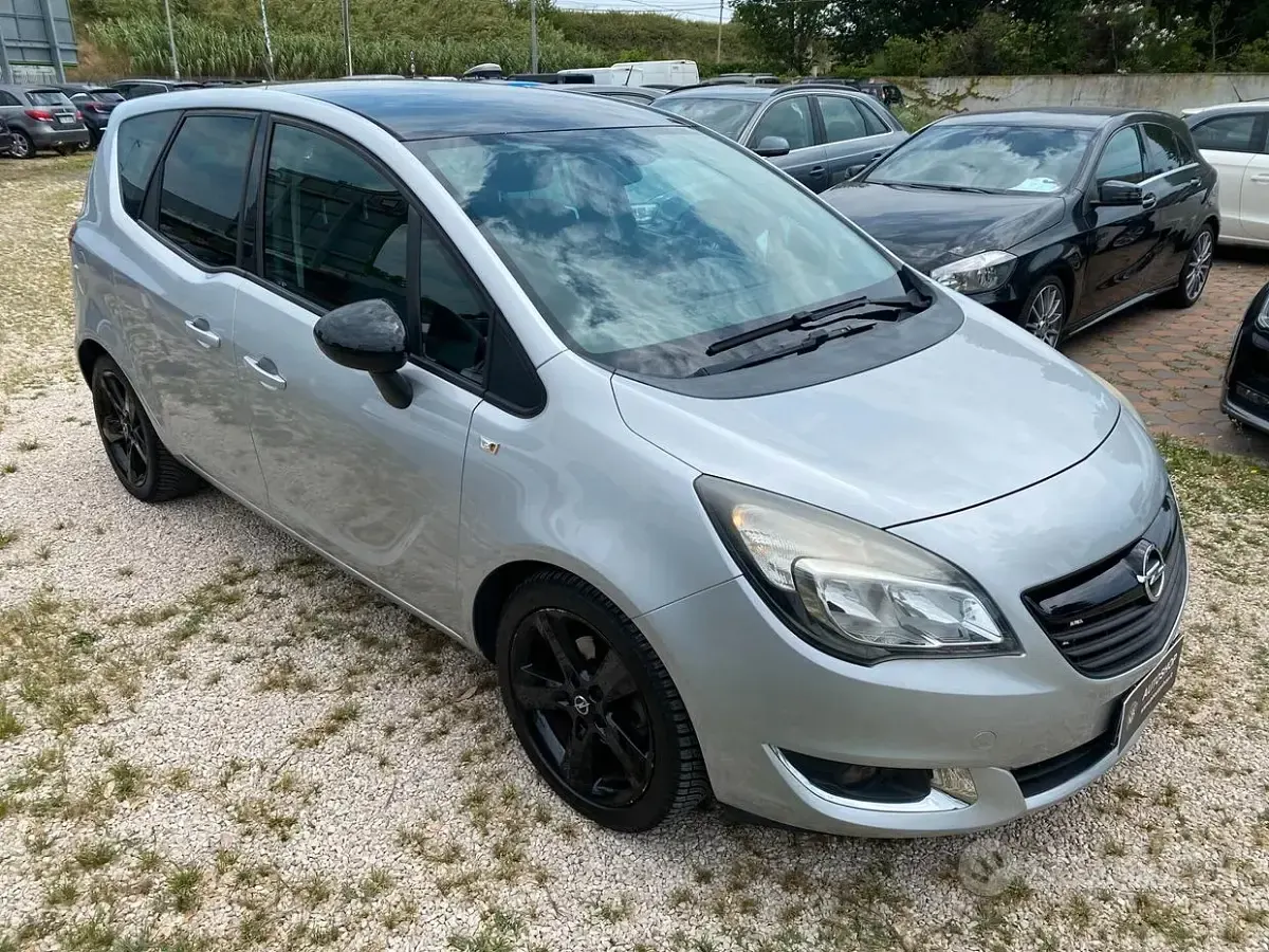 Usata Opel Meriva Design Edition 121 CV (88 kW) 2015 Grigio chiaro Monovolume