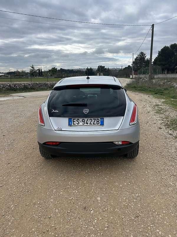 Usata Lancia Delta Gold 120 CV (88 kW) 2013 Argento Utilitaria