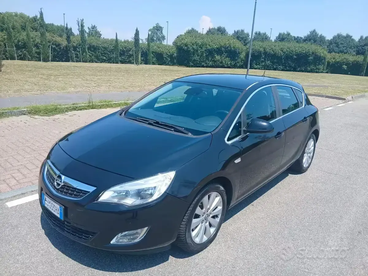 Usata Opel Astra Cosmo 110 CV (80 kW) 2011 Nero Berlina