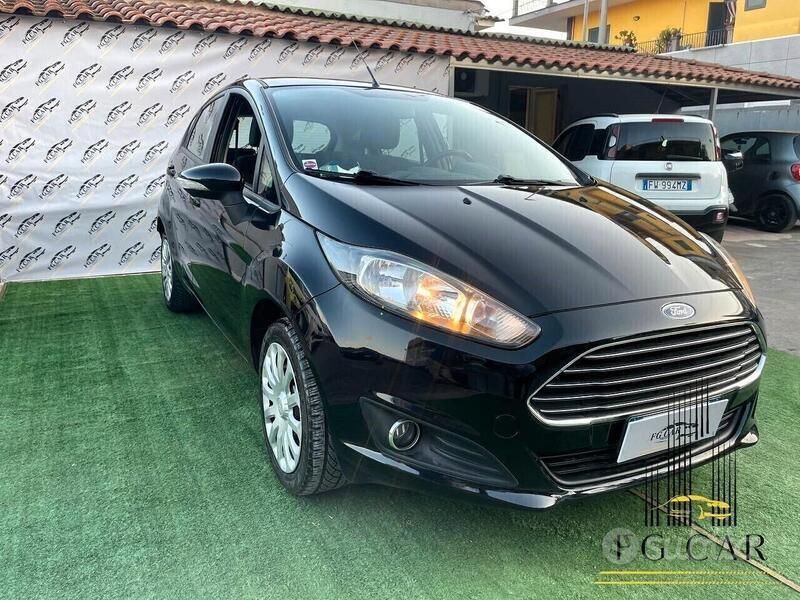Nero Usata 2013 Ford Fiesta Titanium Due volumi | 5490 € (Buon prezzo) - Immagine 1/4