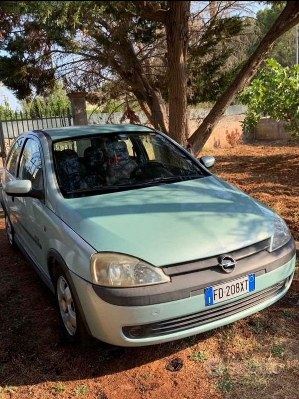 Verde Usata 2001 Opel Corsa Elegance Tre volumi | 2000 € - Immagine 1/4