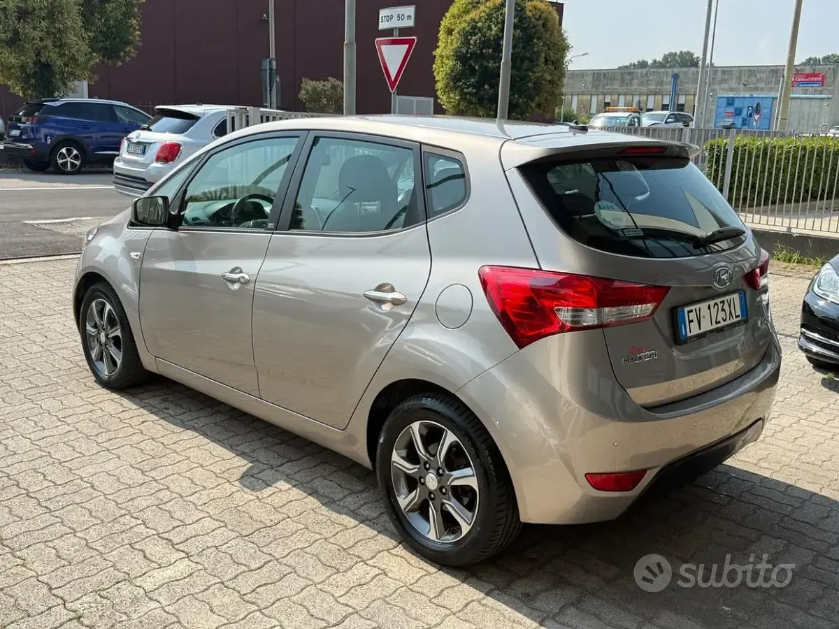 Usata Hyundai ix20 124 CV (91 kW) 2019 Grigio Utilitaria