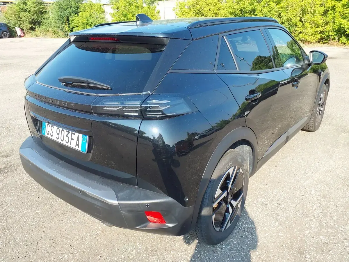 Usata Peugeot 2008 Allure 100 CV (73 kW) 2023 Nero perla SUV