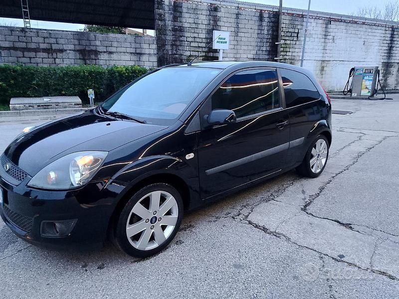 Usata Ford Fiesta 49 CV (36 kW) 2006 Nero Utilitaria