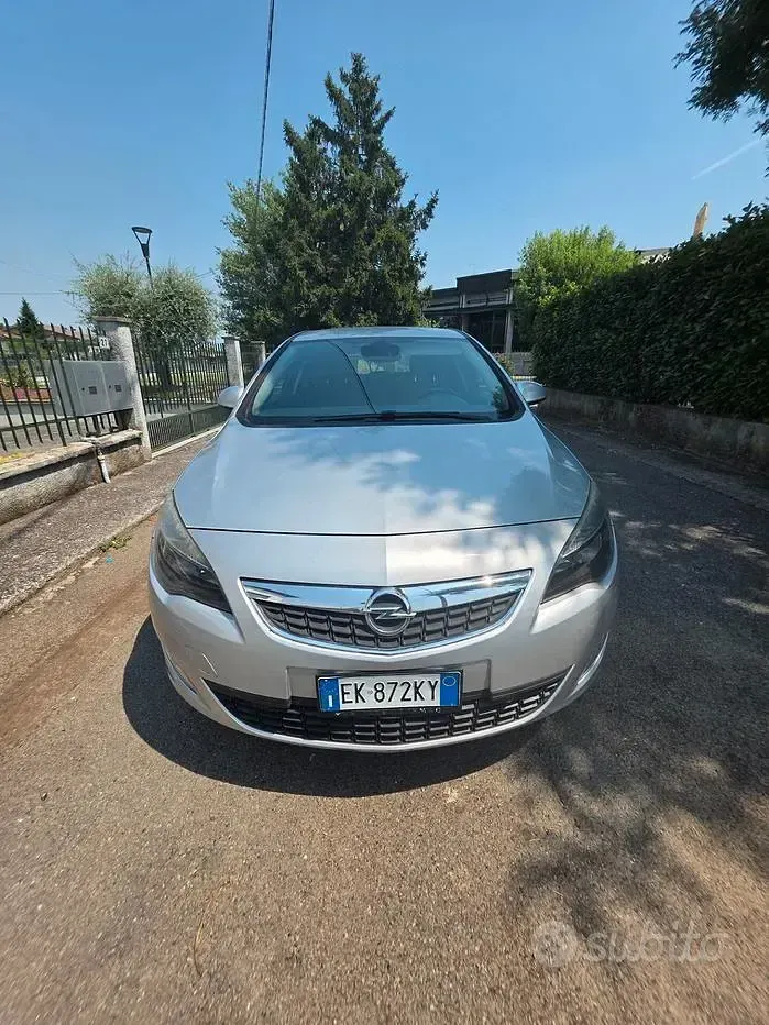 Usata Opel Astra 130 CV (95 kW) 2012 Grigio Berlina
