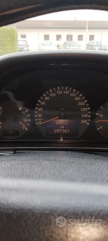 Usata 2004 Mercedes E320 Station wagon | 2500 € - Immagine 1/4