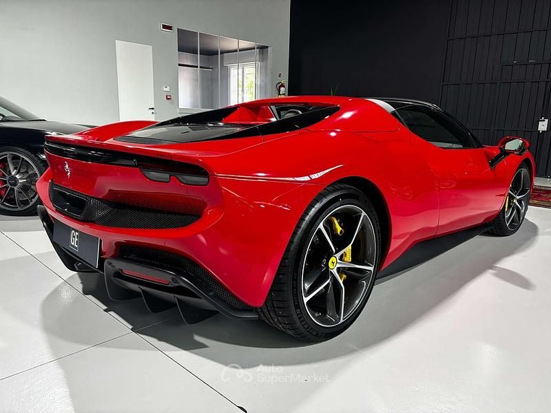 Usata Ferrari 296 829 CV (609 kW) 2025 Rosso Cabrio