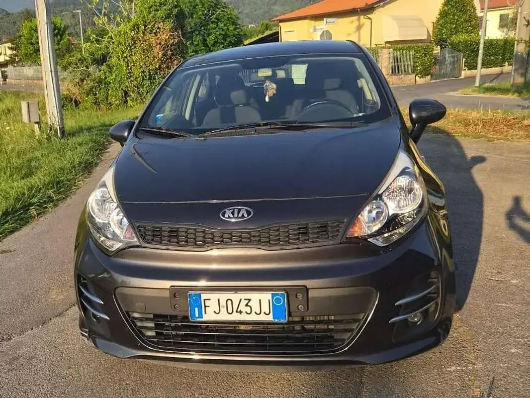 Usata Kia Rio Active 75 CV (55 kW) 2017 Grigio Berlina