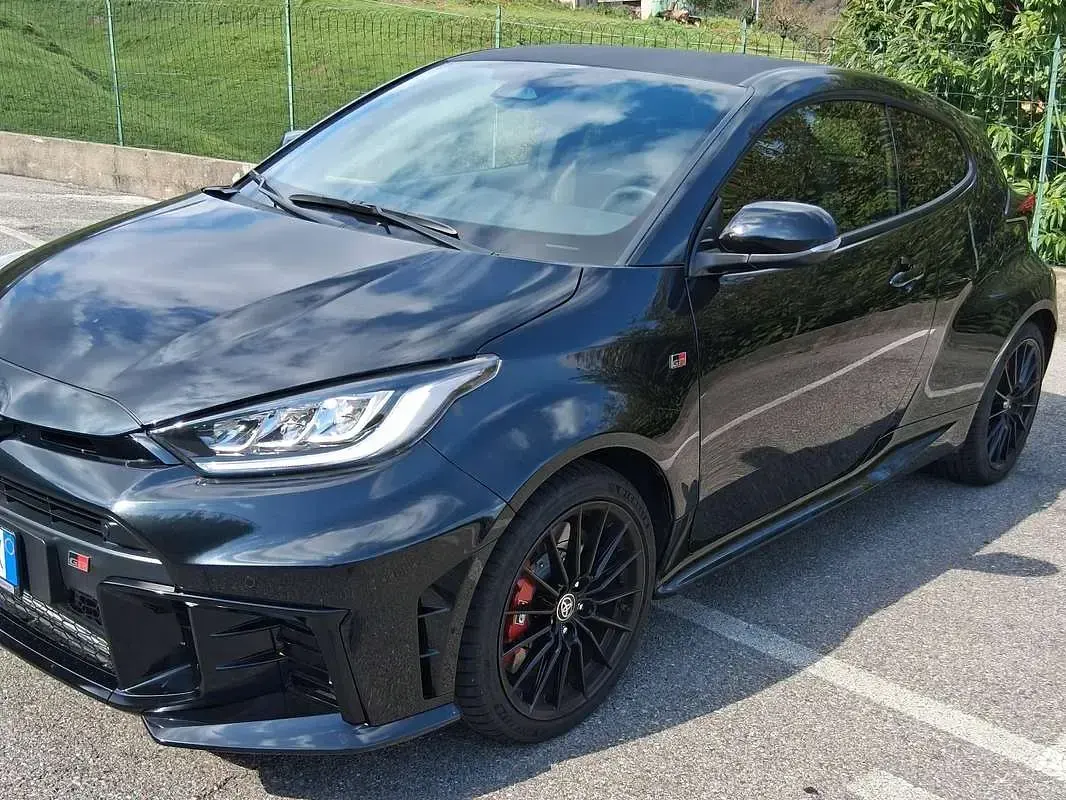 Usata Toyota Yaris 280 CV (205 kW) 2024 Nero Utilitaria