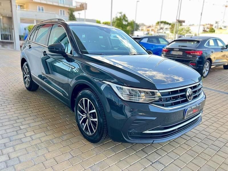 Usata VW Tiguan Life 150 CV (110 kW) 2021 Grigio scuro SUV