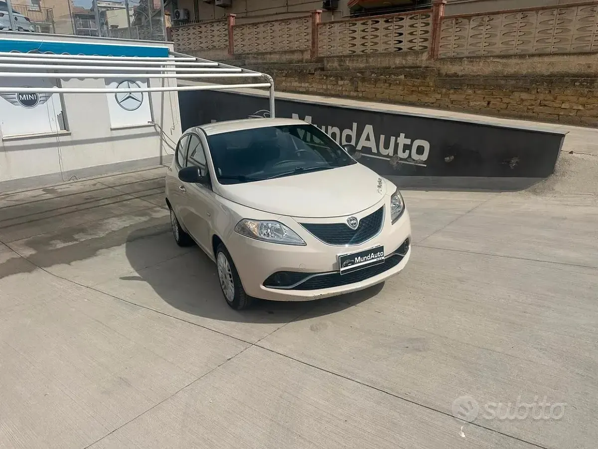 Usata Lancia Ypsilon Gold 69 CV (50 kW) 2016 Beige Utilitaria