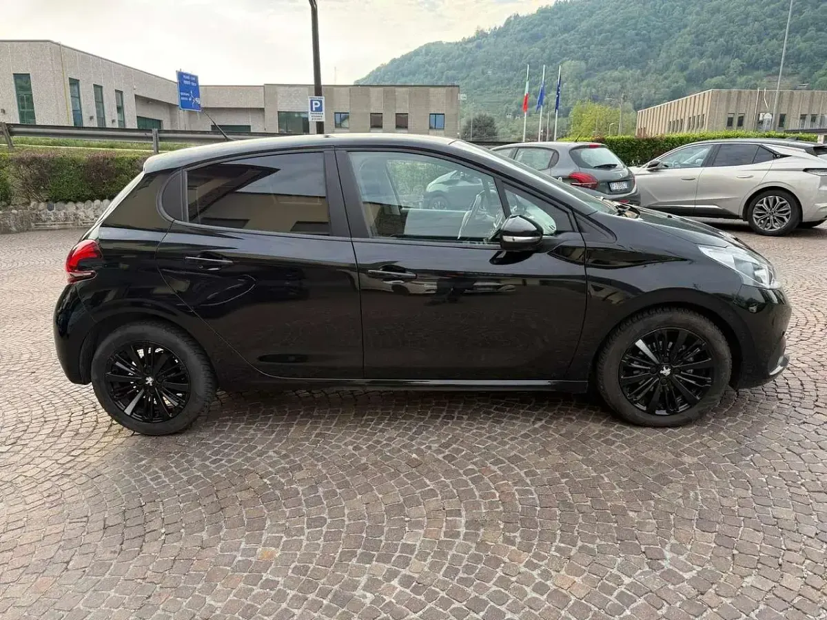 Usata Peugeot 208 75 CV (55 kW) 2018 Nero Utilitaria
