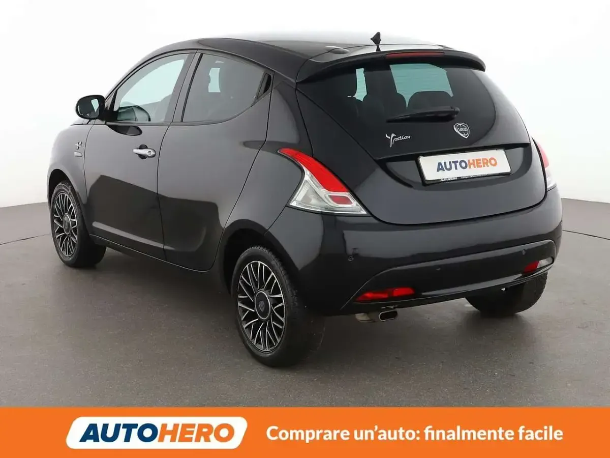 Usata Lancia Ypsilon 69 CV (50 kW) 2018 Nero Utilitaria