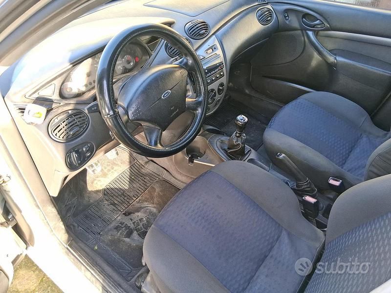 Usado Ford Focus 100 HP (73 kW) 2001 Cinzento Carrinha