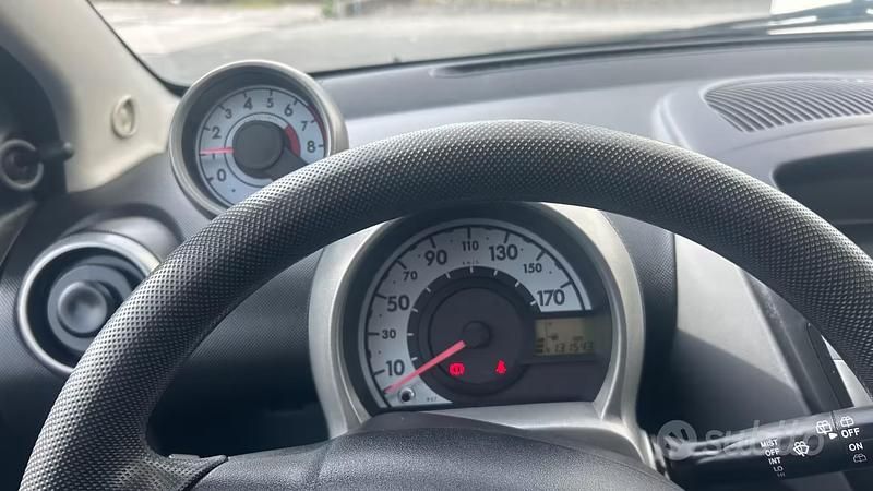 Usata Toyota Aygo 67 CV (49 kW) 2007 Grigio Utilitaria