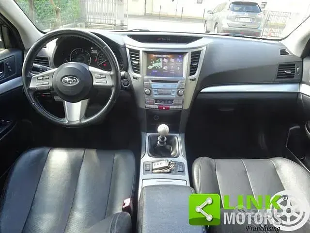 Usado Subaru Outback Trend 150 CV (110 kW) 2012 Gris Familiar