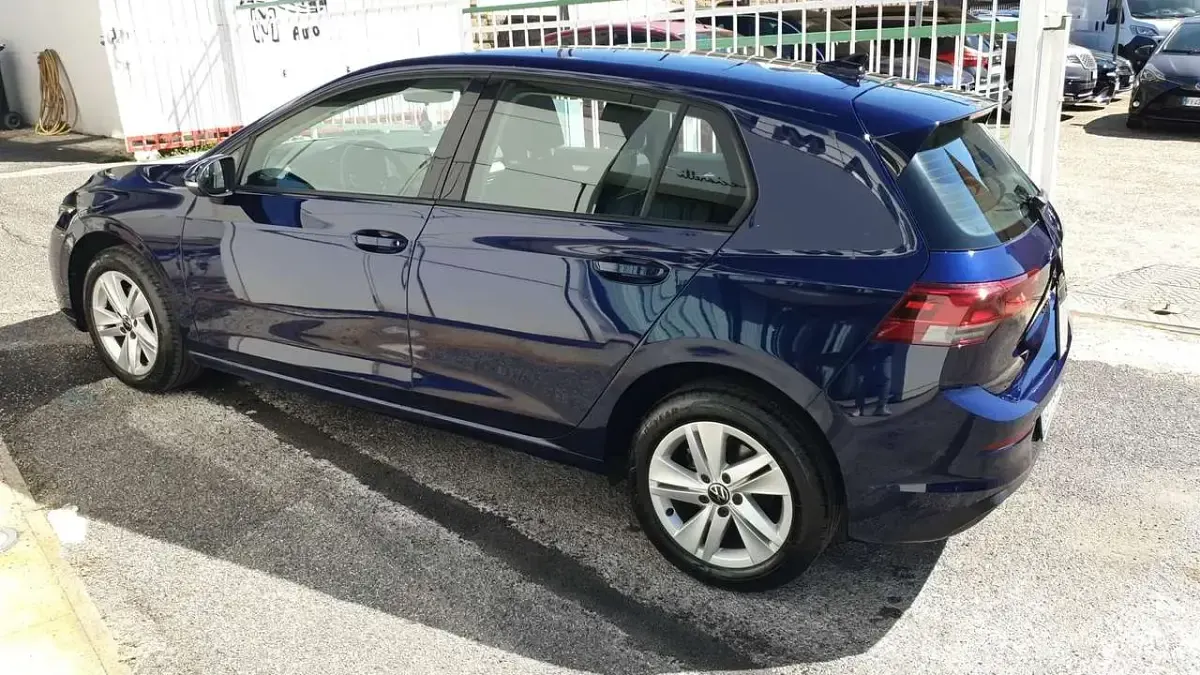 Usata VW Golf VIII Life 110 CV (80 kW) 2022 Blu metallizzato Berlina