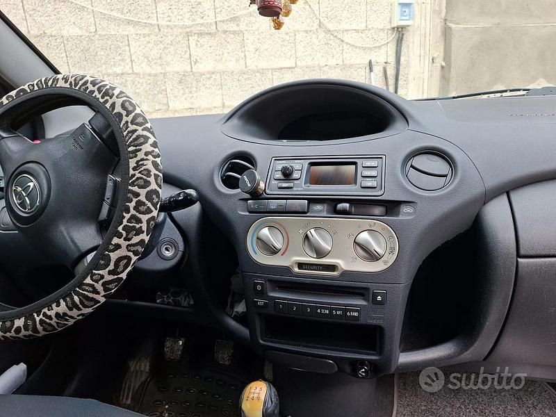Usata Toyota Yaris 65 CV (47 kW) 2004 Berlina